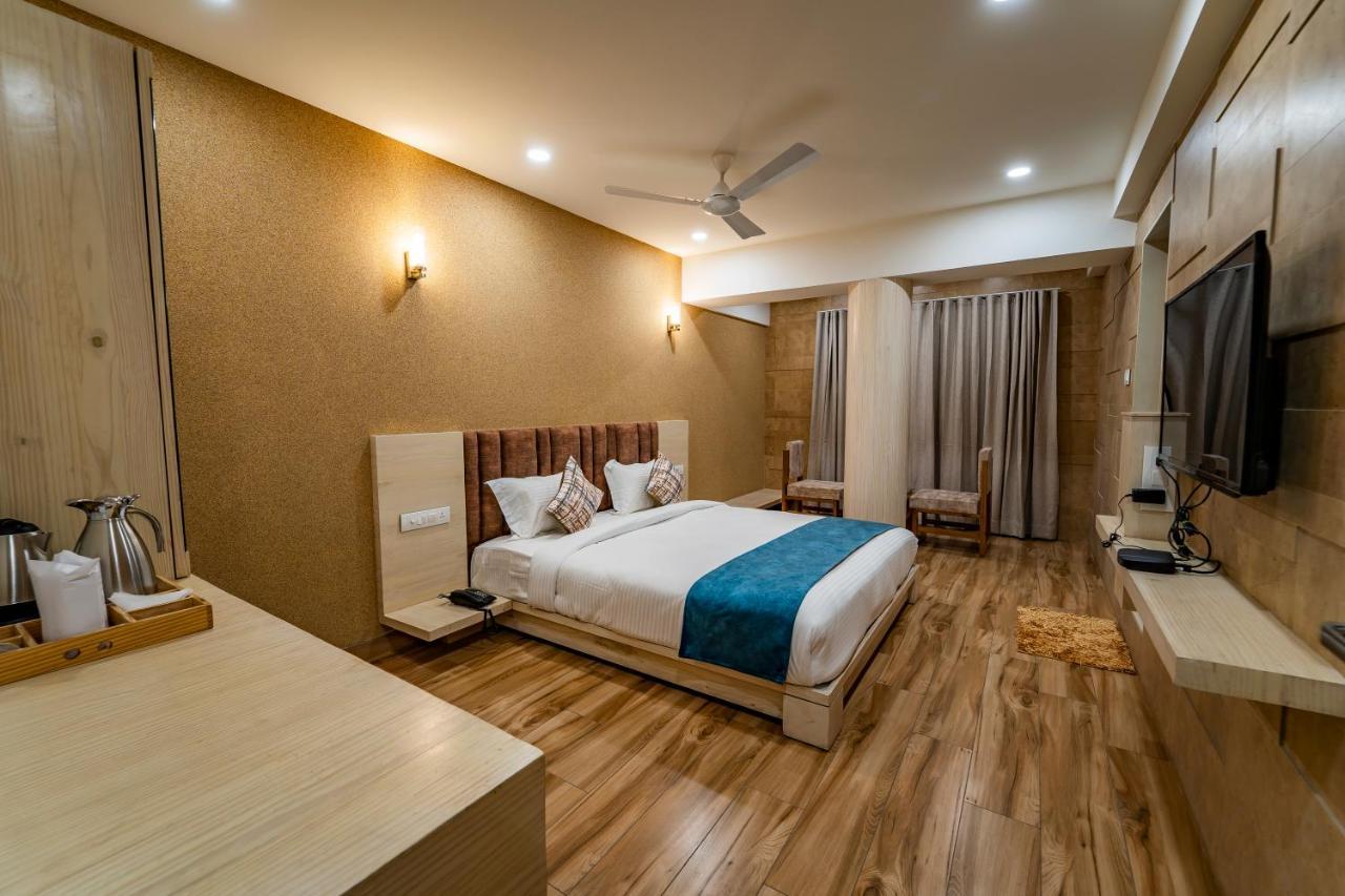 Hotel Pleasant Lake Ahmedabad Exterior photo
