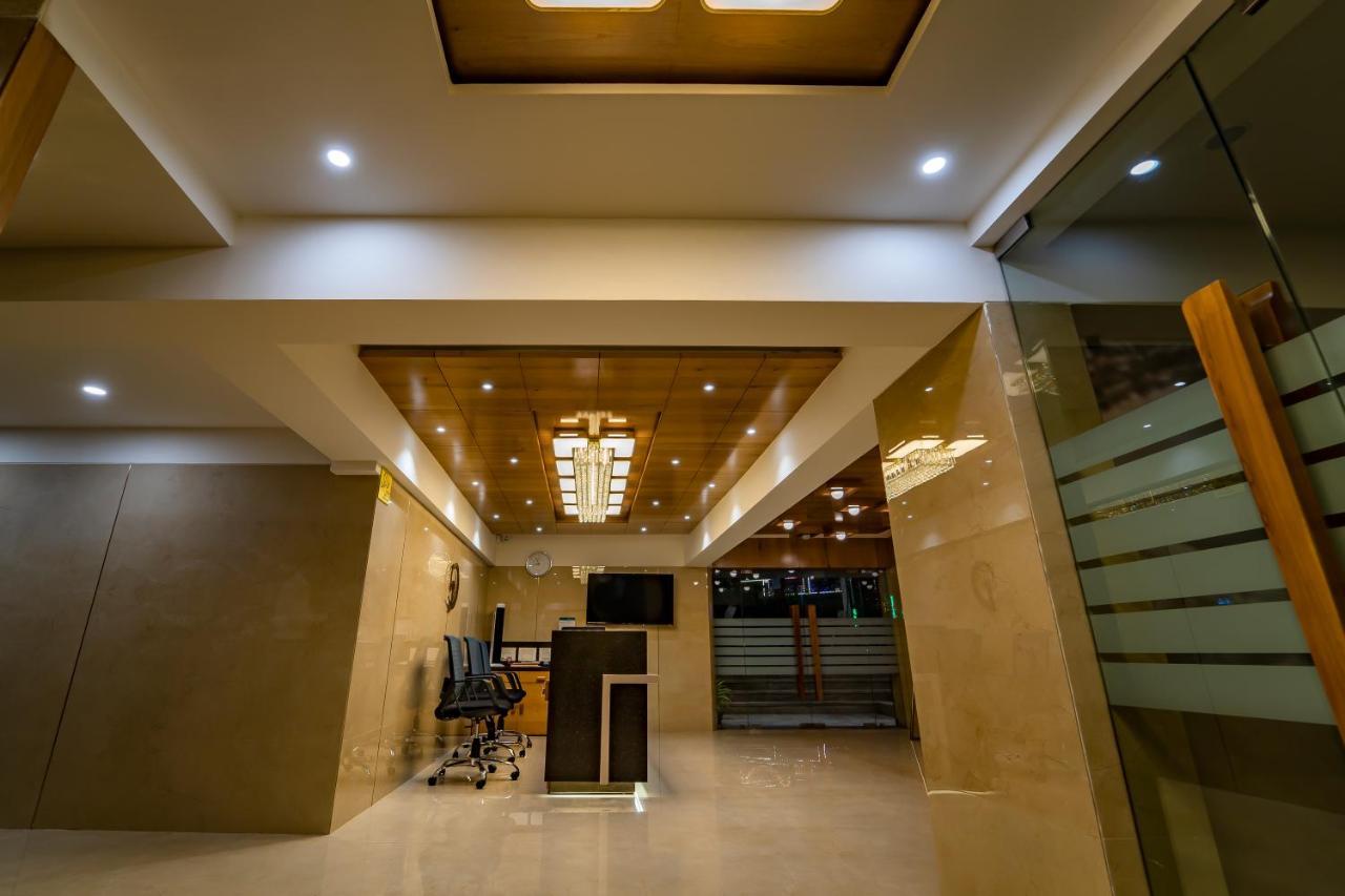 Hotel Pleasant Lake Ahmedabad Exterior photo
