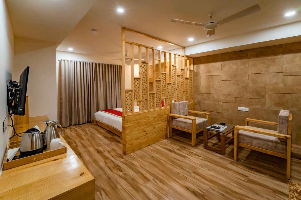 Hotel Pleasant Lake Ahmedabad Exterior photo