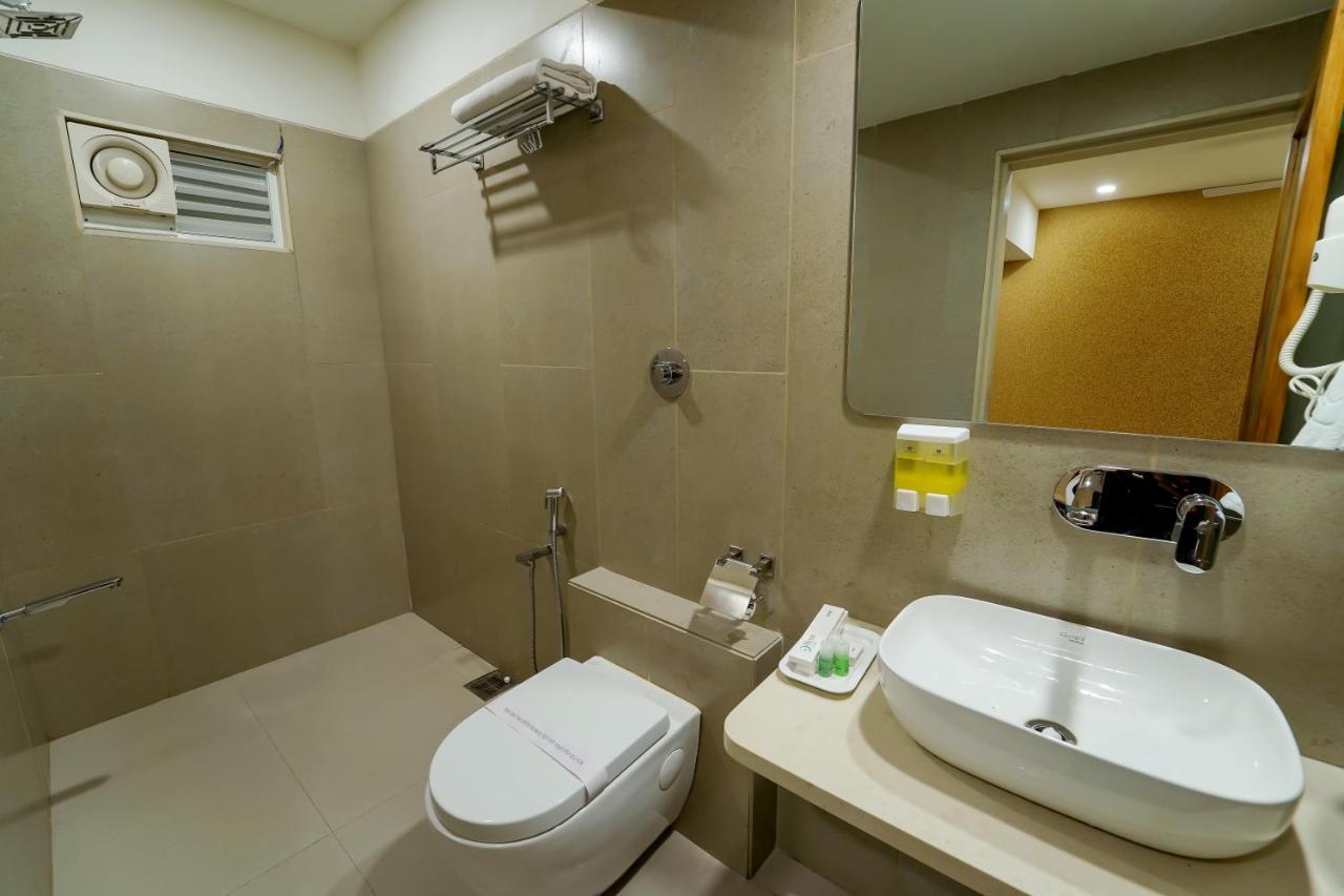Hotel Pleasant Lake Ahmedabad Exterior photo